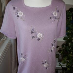 Gently worn Alfred Dunner short-sleeved lavender pullover sweater